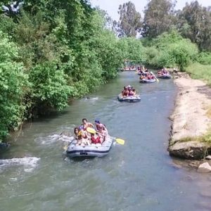 קייקים של רפטינג נהר הירדן בנהר הירדן